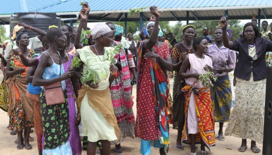 Photo: Femmes célébrant le nouveau marché de Mingkaman, cité des lacs.  Source en fin d'article