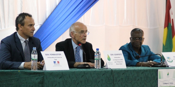 L’Ambassadeur Monsieur Stéphane GOMPERTZ, l’Université de Lomé au Togo, le 29 mai 2015, lors de la Conférence conférence-débat, sur le thème « Face aux changements climatiques : la route de Paris ».